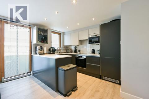 2 bedroom flat for sale, The Oaks Square, Epsom, KT19