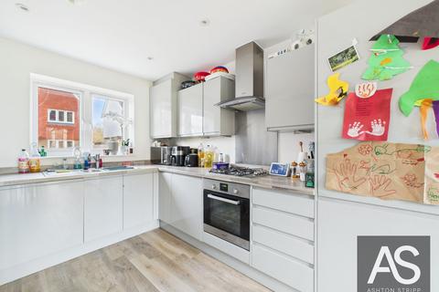 3 bedroom detached house for sale, Field Way, Battle, TN33