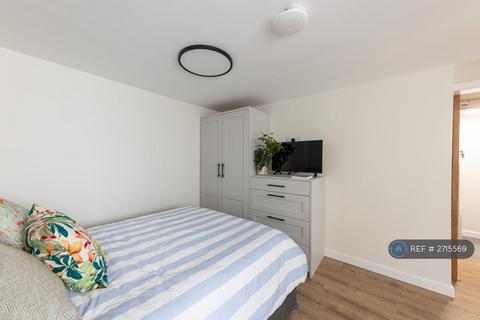 1 bedroom in a house share to rent, High Street, Dorking, RH4