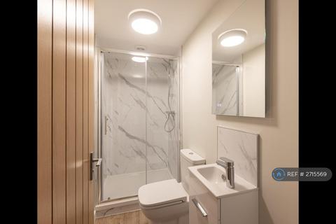 1 bedroom in a house share to rent, High Street, Dorking, RH4