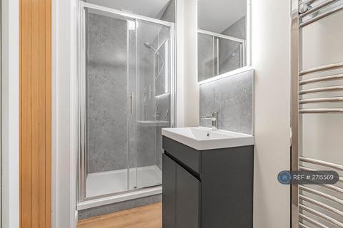 1 bedroom in a house share to rent, High Street, Dorking, RH4