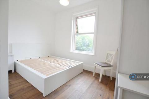 2 bedroom flat to rent, Station Road, West Drayton, UB7