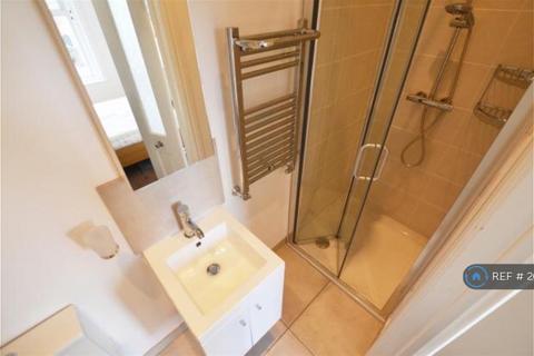 2 bedroom flat to rent, Station Road, West Drayton, UB7