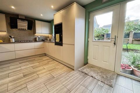 6 bedroom detached house for sale, Javelin Close, Bradford BD10