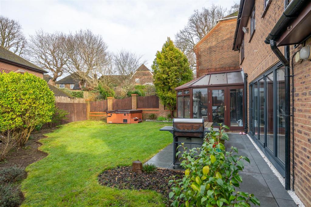 3 Weller Close garden-4.jpg