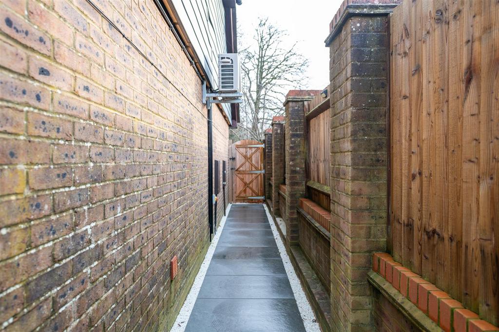 3 Weller Close garden-14.jpg