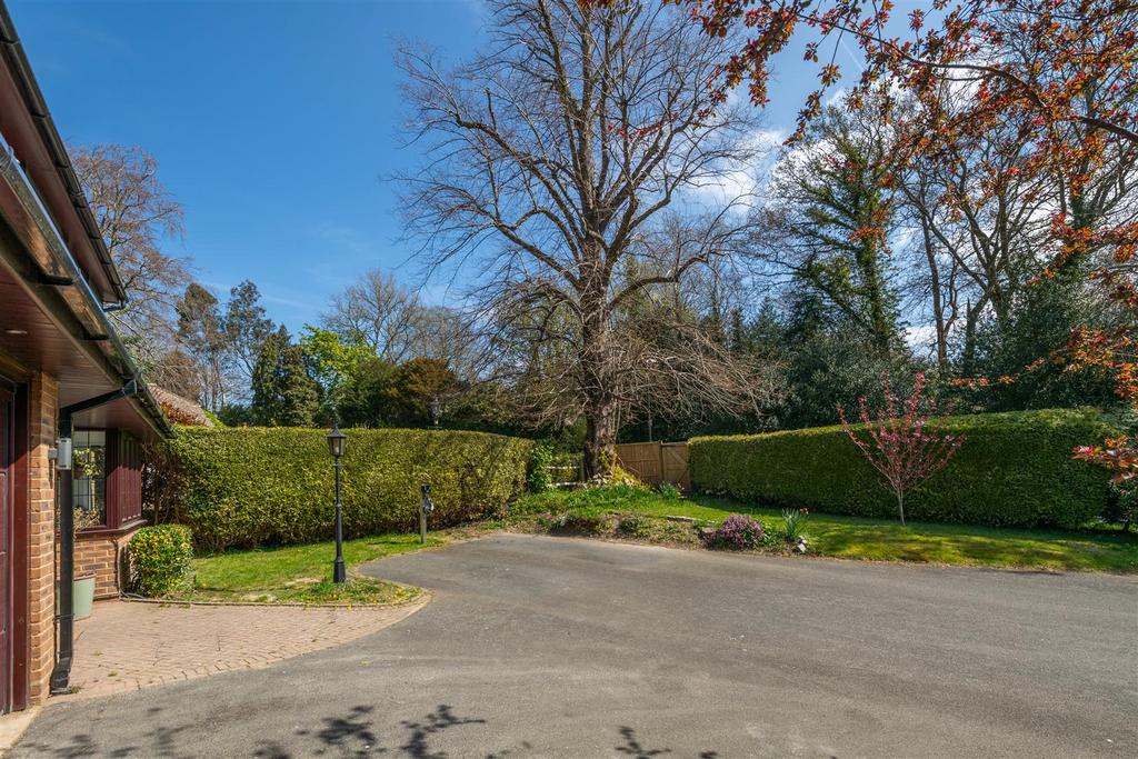3 Weller Close externals-15.jpg