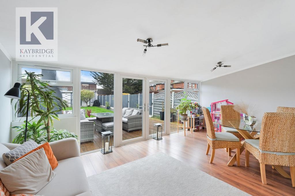 College Gardens, New Malden - KT3 6 NT