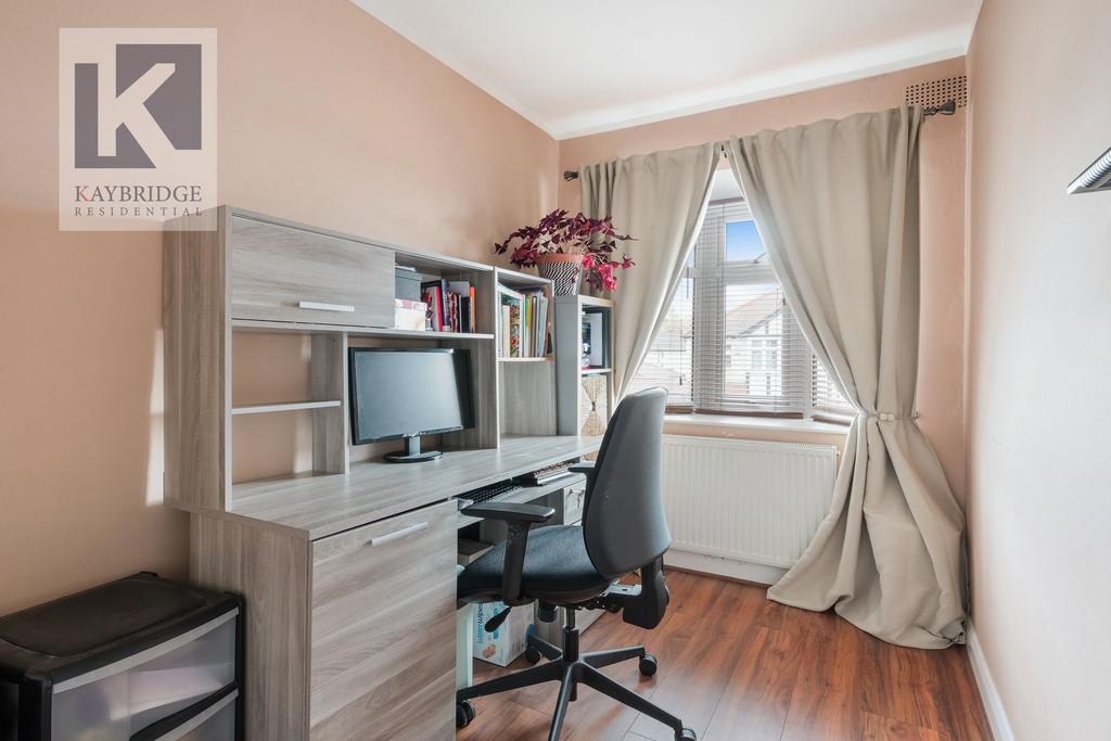 College Gardens, New Malden - KT3 6 NT