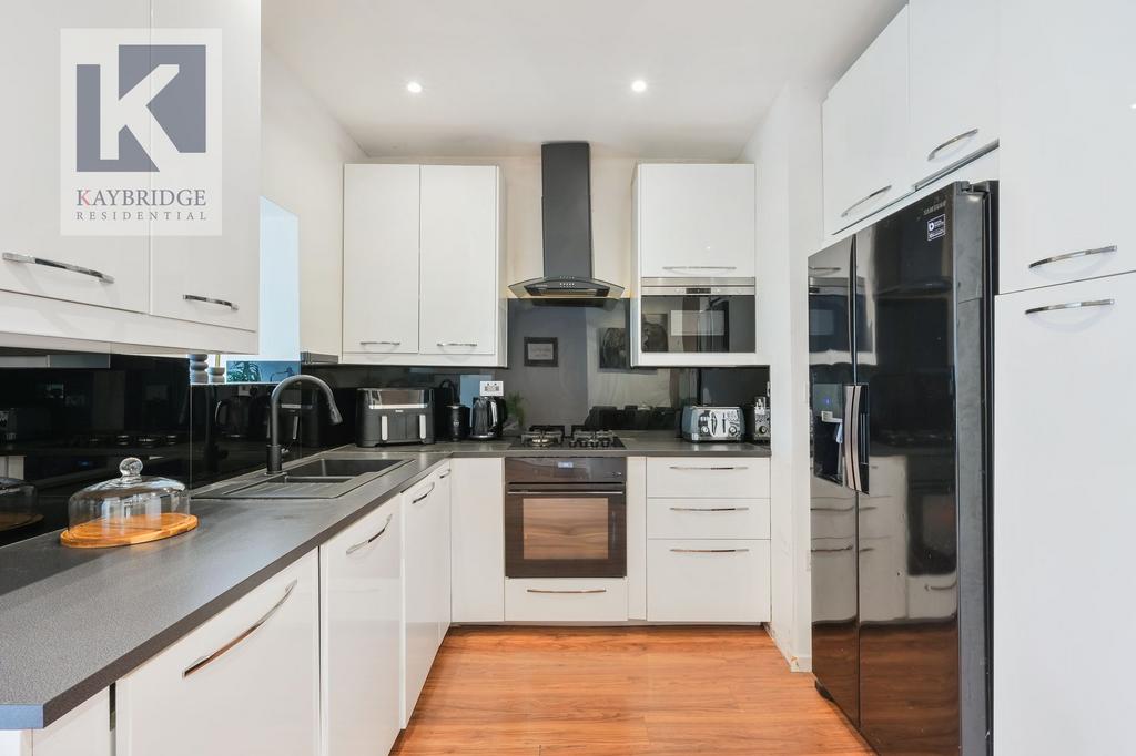 College Gardens, New Malden - KT3 6 NT