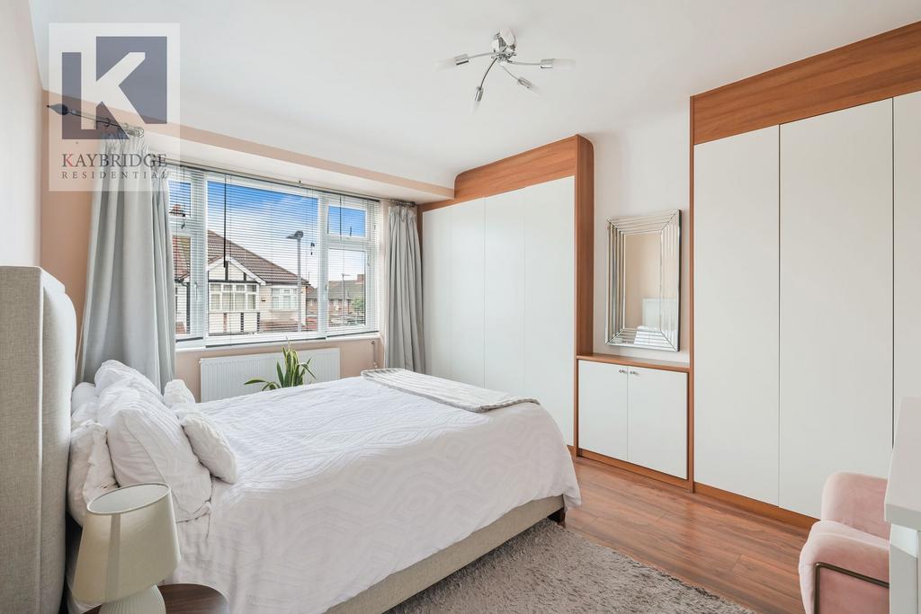College Gardens, New Malden - KT3 6 NT