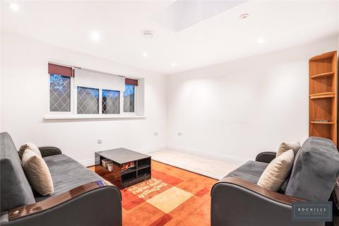 4 bedroom end of terrace house for sale, Danesfield Close, Walton-on-Thames, Surrey, KT12