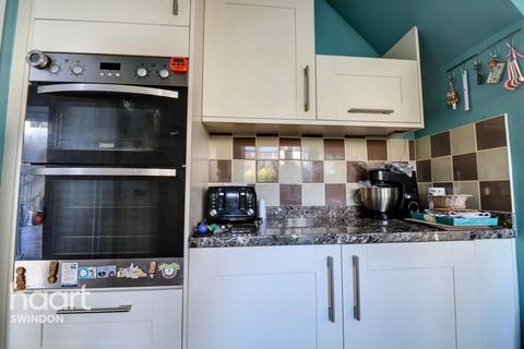 3 bedroom end of terrace house for sale, Manor Crescent, Swindon