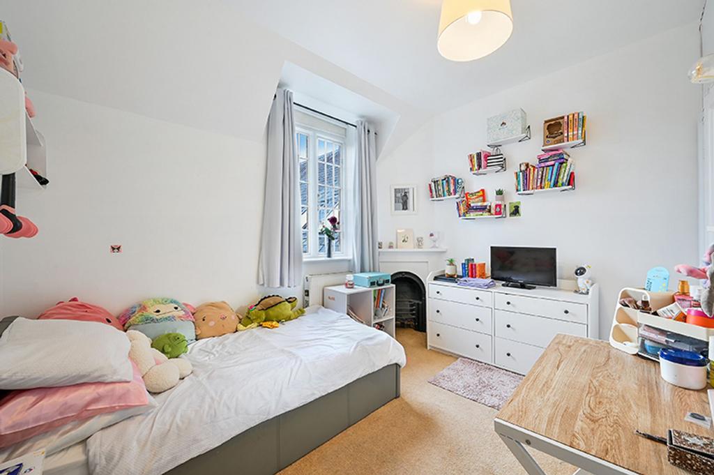 Ewell Court Grove, West Street KT17 1 UX