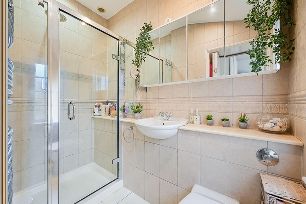 Ewell Court Grove, West Street KT17 1 UX