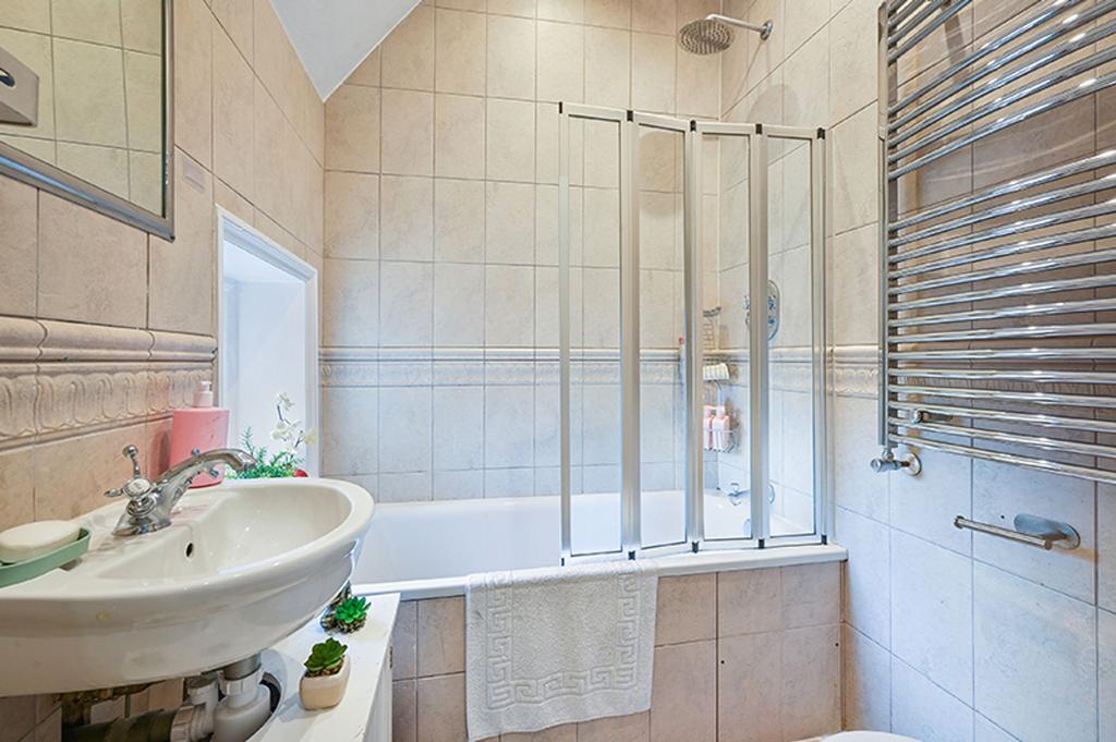 Ewell Court Grove, West Street KT17 1 UX