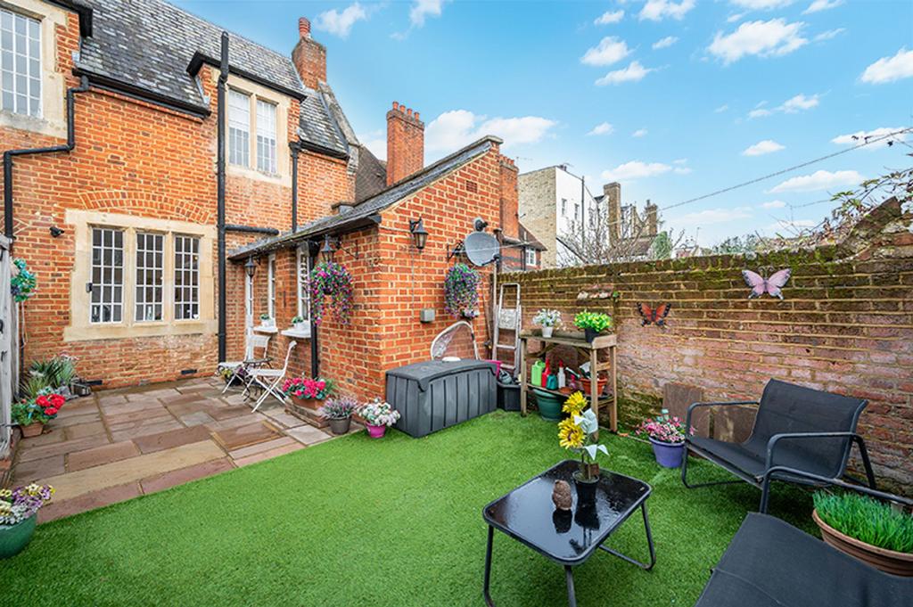 Ewell Court Grove, West Street KT17 1 UX