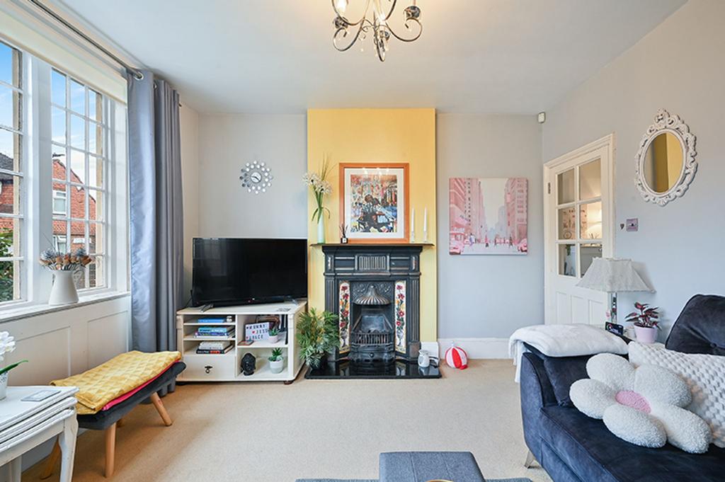 Ewell Court Grove, West Street KT17 1 UX