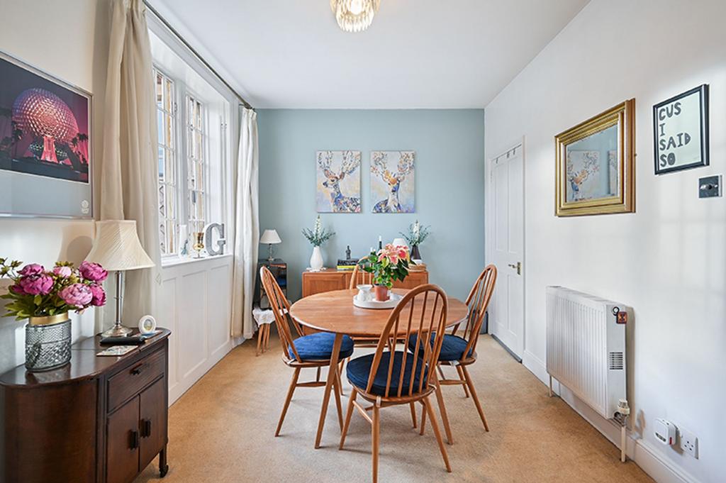 Ewell Court Grove, West Street KT17 1 UX