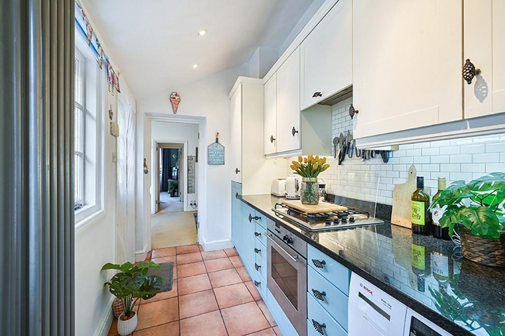 Ewell Court Grove, West Street KT17 1 UX
