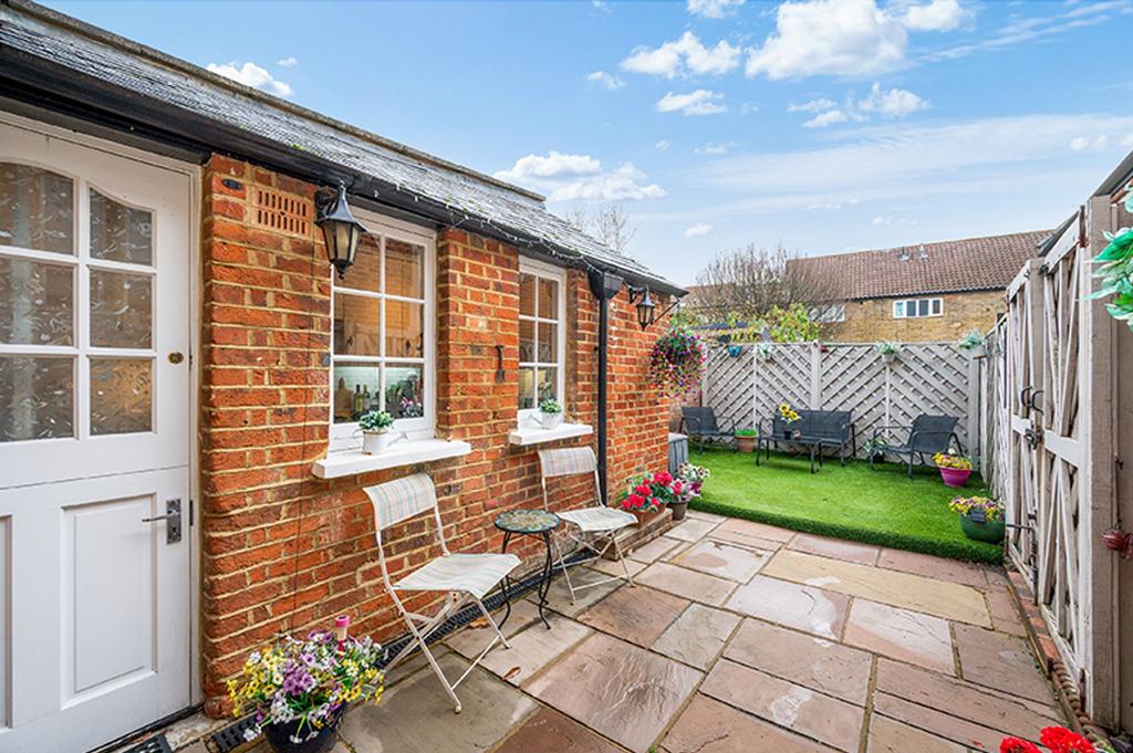 Ewell Court Grove, West Street KT17 1 UX