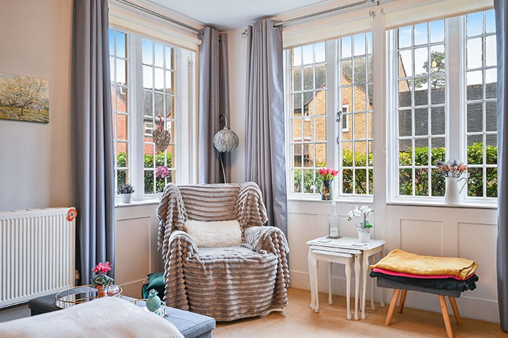 Ewell Court Grove, West Street KT17 1 UX