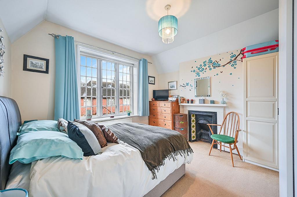 Ewell Court Grove, West Street KT17 1 UX