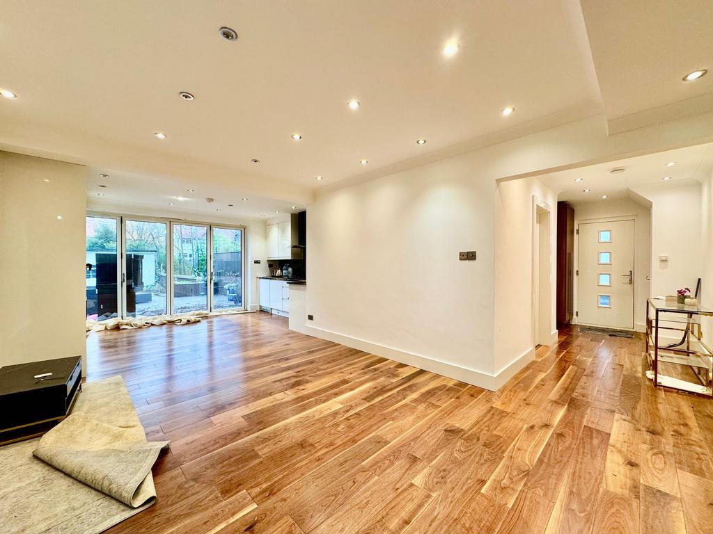 Open plan lounge/kitchen/dining area