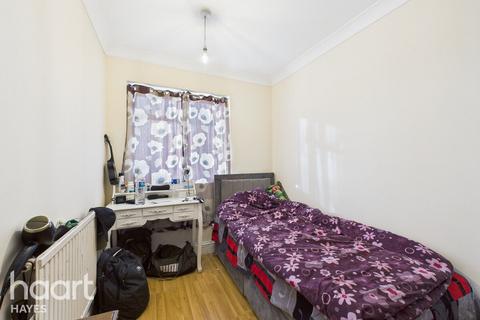 2 bedroom flat for sale, Croyde Avenue, Hayes