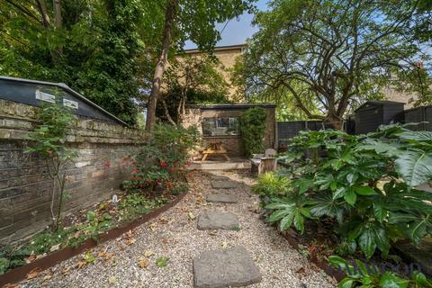 2 bedroom flat for sale, Evering Road, London, N16