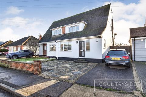 2 bedroom chalet for sale, Kings Park, Thundersley