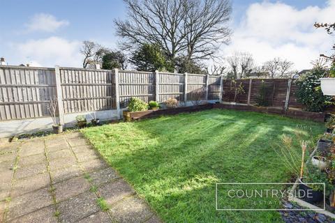 2 bedroom chalet for sale, Kings Park, Thundersley