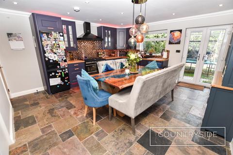 2 bedroom chalet for sale, Linnet Drive, Benfleet