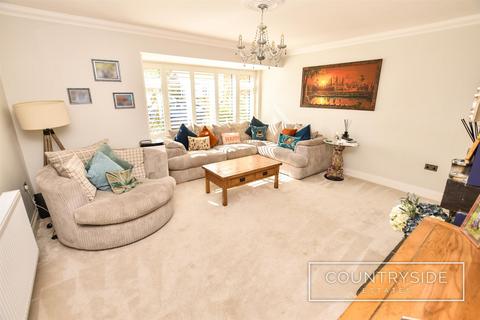 2 bedroom chalet for sale, Linnet Drive, Benfleet