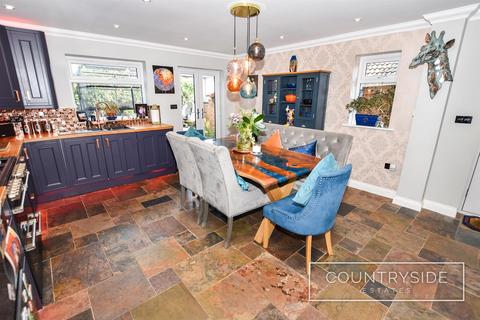 2 bedroom chalet for sale, Linnet Drive, Benfleet