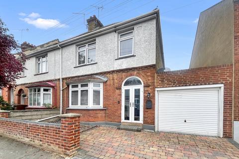 3 bedroom end of terrace house for sale, Second Avenue, Gillingham, ME7
