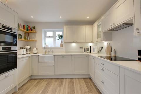 4 bedroom semi-detached house for sale, New Mill Terrace, Tring