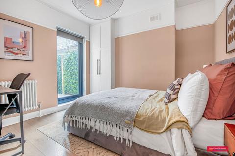 2 bedroom flat for sale, Henslowe Road, London, SE22