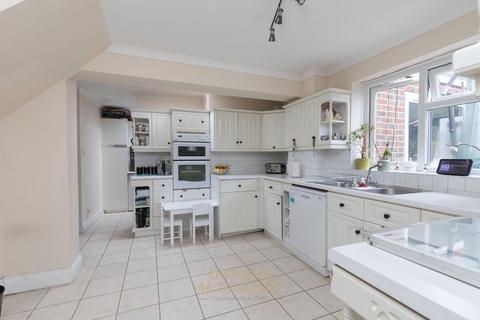 4 bedroom semi-detached house for sale, York Road, Crawley RH10