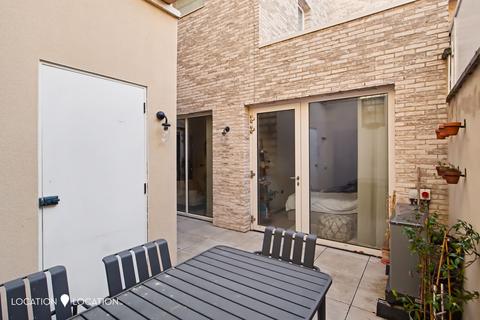 2 bedroom flat for sale, Garnham Street, London, N16