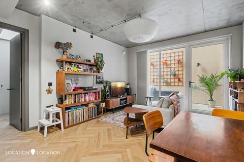 2 bedroom flat for sale, Garnham Street, London, N16