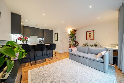 1 bedroom property for sale, Lurline Gardens, London, SW11
