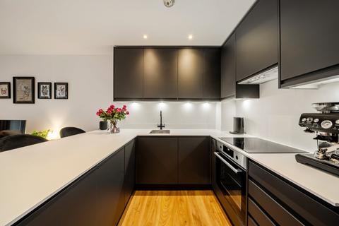 1 bedroom property for sale, Lurline Gardens, London, SW11