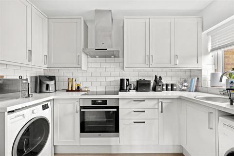 2 bedroom flat for sale, Woodland Grove, Epping