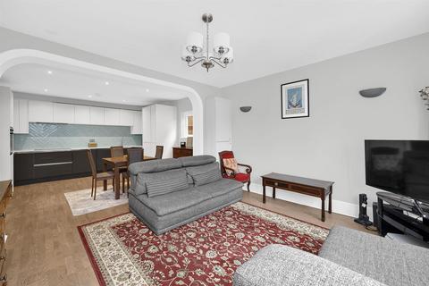 3 bedroom flat for sale, Chatsworth Road, London NW2
