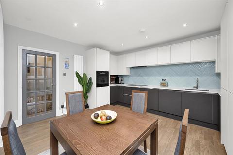 3 bedroom flat for sale, Chatsworth Road, London NW2