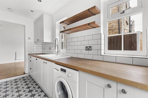 3 bedroom semi-detached house to rent, Farrant Avenue, Wood Green