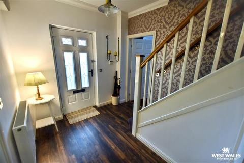 4 bedroom detached house for sale, Redstone Court, Narberth