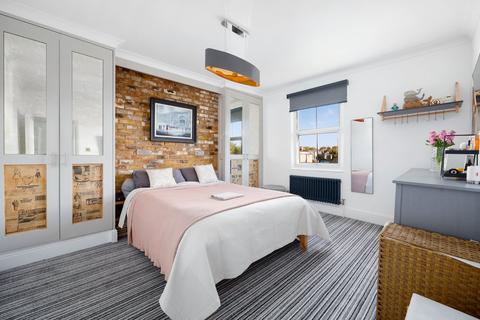 2 bedroom flat for sale, Allfarthing Lane, London