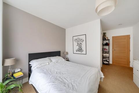 2 bedroom flat for sale, Narrowboat Avenue, Brentford, Middlesex